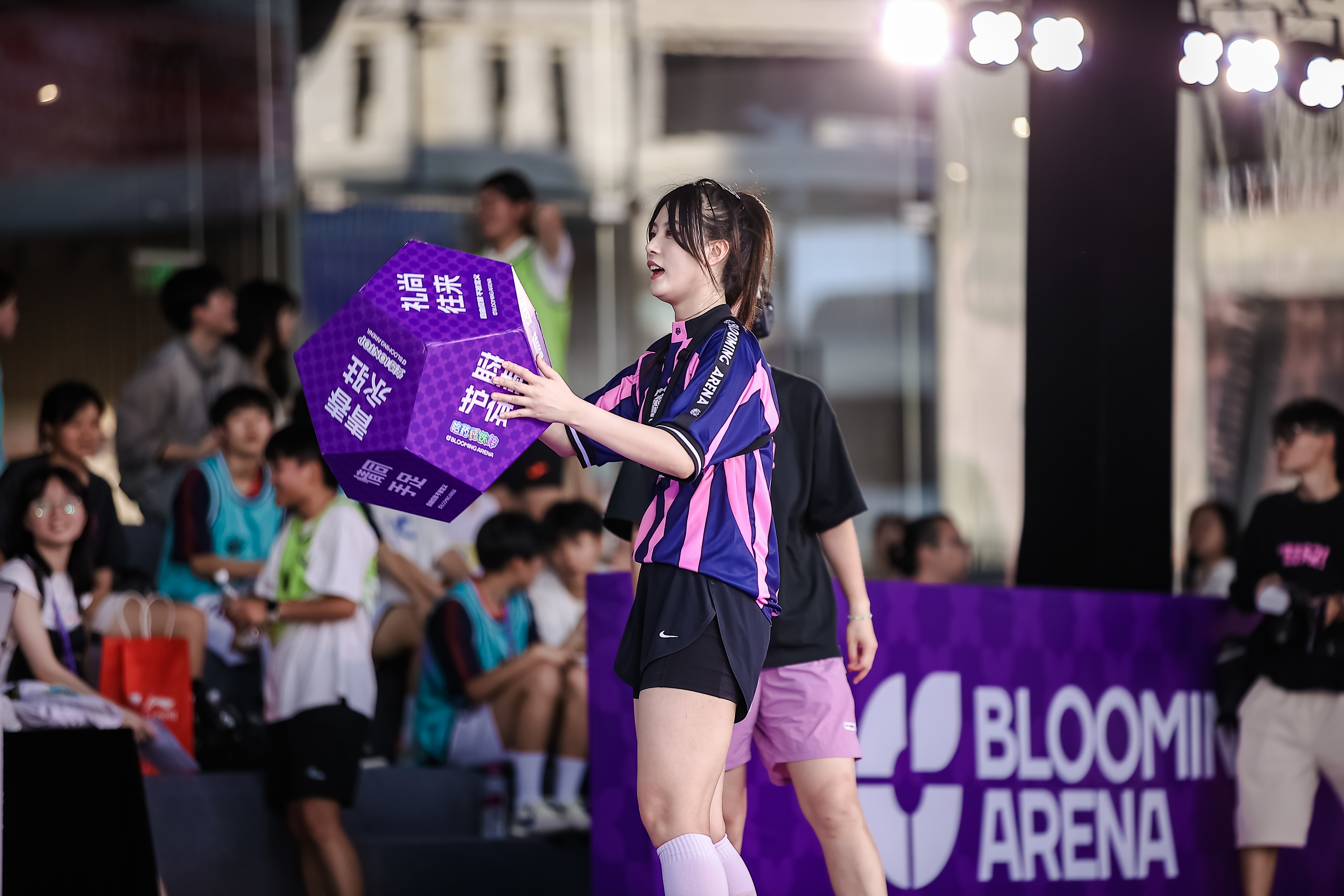 包含体育新闻快讯：全球女足精彩对抗赛场上掀起热潮的词条