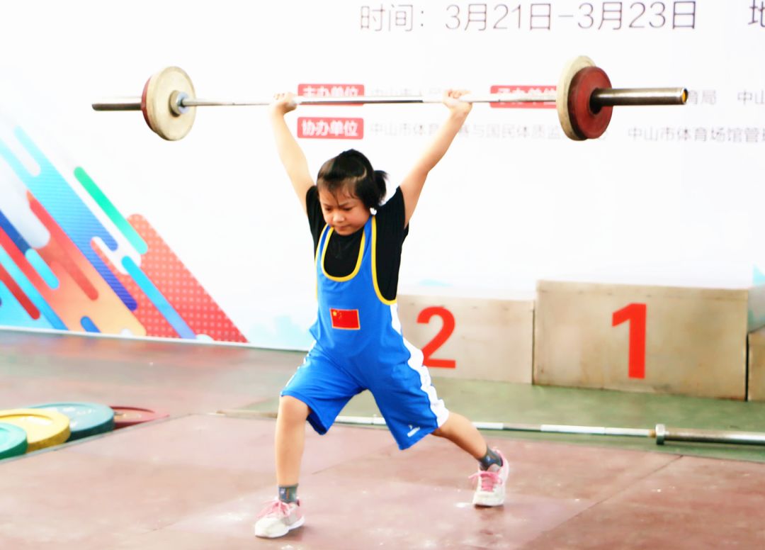 关于科威特男子举重选手力挫群雄，豪取金牌的信息